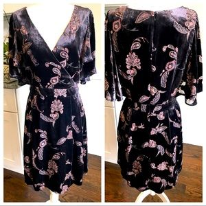 💟Eliza J velvet paisley cape sleeve dress 💟